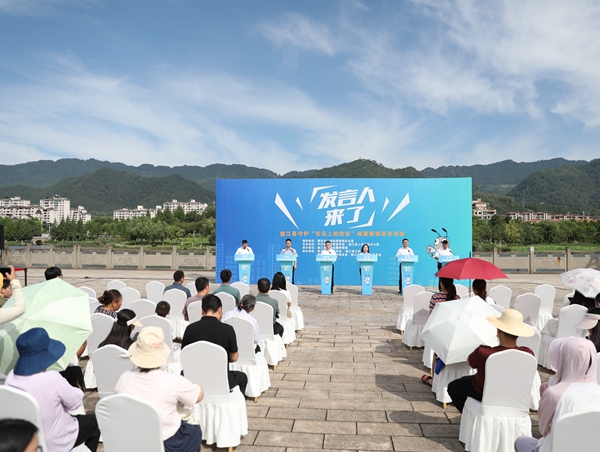 墊江縣相關負責人正在發言中。王俊杰攝