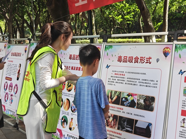 志愿者向轄區未成年人講解禁毒知識。龍山街道供圖