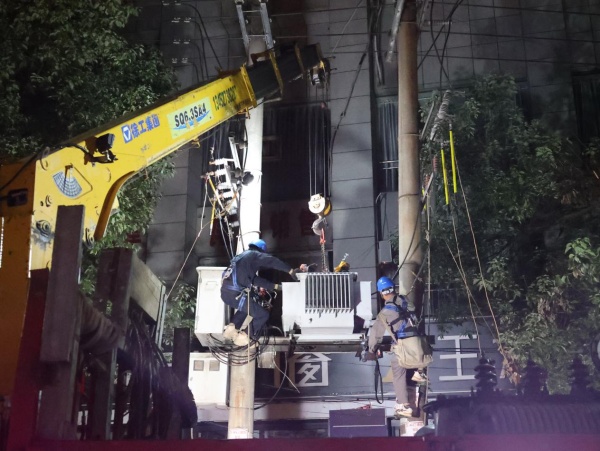 國網城口供電公司組織人員開展新變壓器吊裝工作。國網城口供電公司供圖
