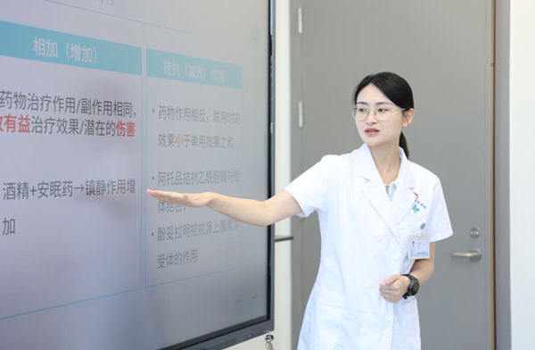 藥學部定期進行交流。向詩佳攝