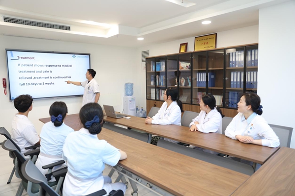 耳鼻喉科醫生進行英語小講座分享。向詩佳攝
