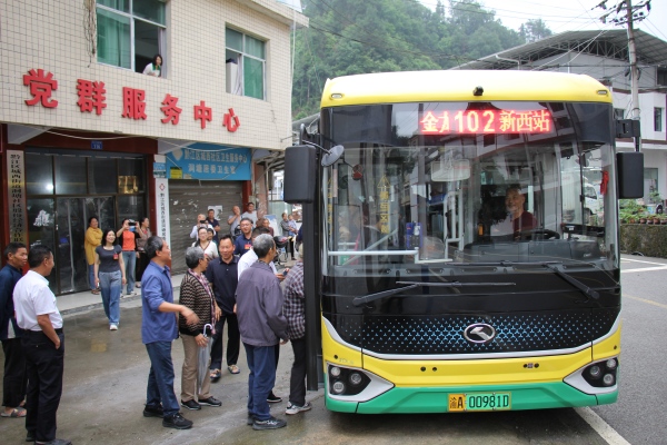居民有序乘車。謝秋實攝
