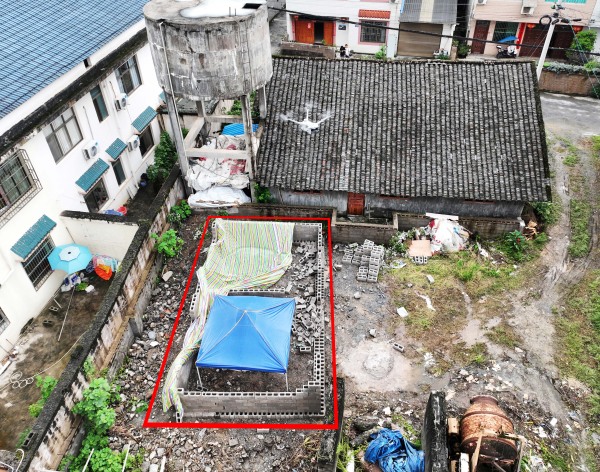 智能巡檢無人機監測到違規建筑。吳華攝