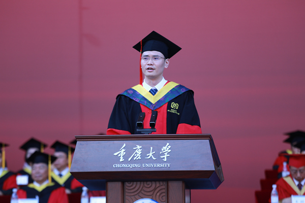 研究生代表錢泉發言。張源攝