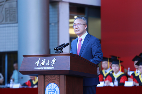 校友代表王永泉發言。張源攝