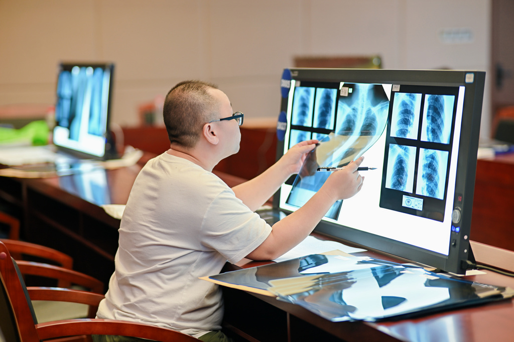選手正在進行胸片判讀。 重慶市衛生健康委供圖