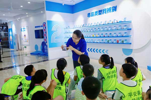 教官給孩子們展示毒品模型。平安課堂特訓營供圖