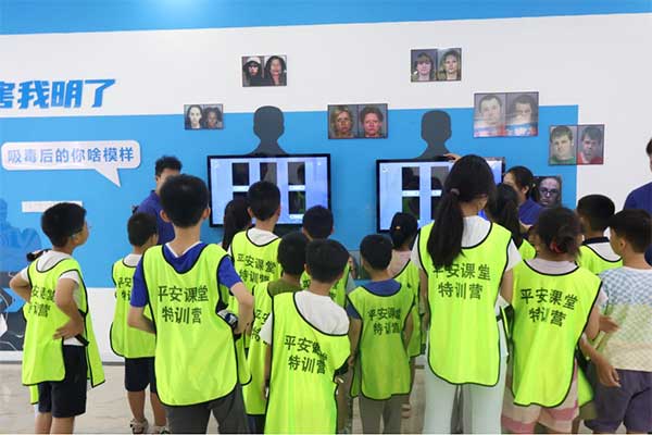 孩子們體驗AI模擬吸毒容貌變化。平安課堂特訓營供圖