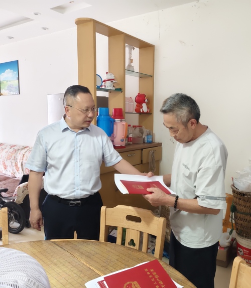 洛磧鎮有關領導將房產證送至群眾家中。楊慧攝