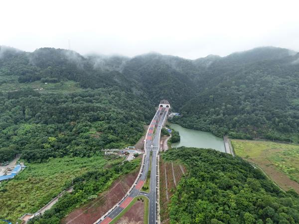 重慶東站重要配套項目之一的興黃路實現通車。郭旭攝