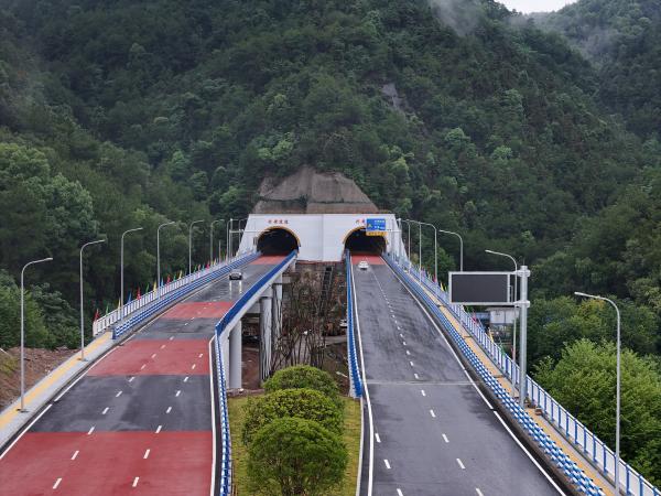 重慶東站重要配套項目之一的興黃路實現通車。郭旭攝