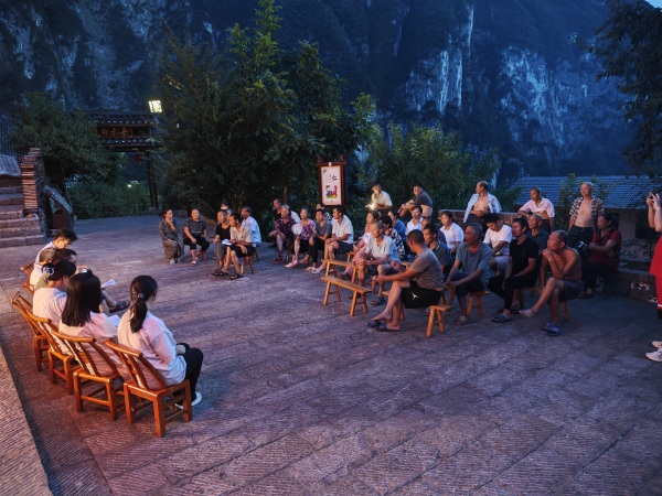 下莊村組織召開“莊事好商量”院壩會。巫山縣融媒體中心供圖