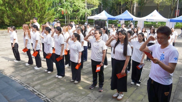 畢業生黨員重溫入黨誓詞。重慶師范大學供圖