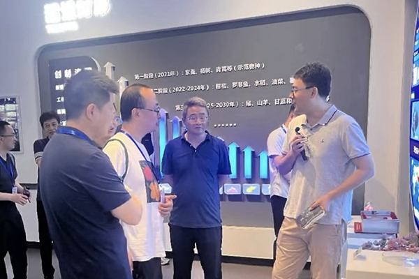 參會人員參觀了種質創制大科學中心的先進實驗室。主辦方供圖