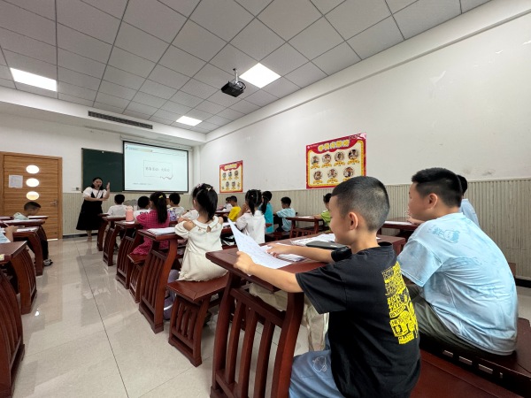 孩子們認真上課。萬州區委宣傳部供圖