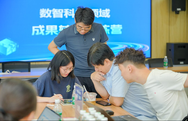 訓練營內，選手們正在相互討論。主辦方供圖