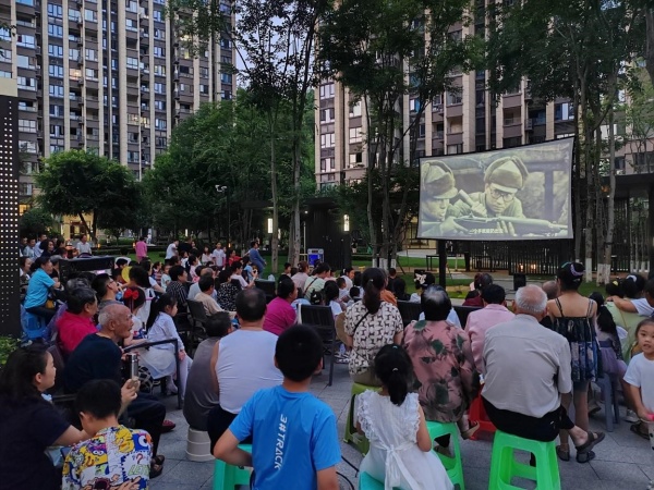 紅色電影開啟居民精神文化生活“夜模式”。劉航宇攝