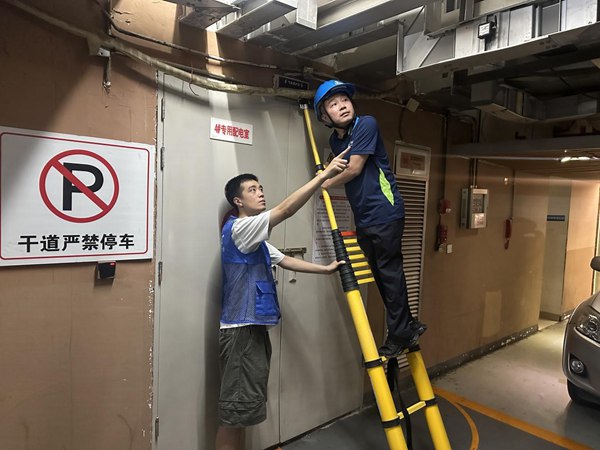 重慶移動施工團隊現場網絡調試。重慶移動供圖