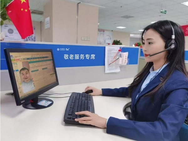 重慶移動10086員工正在與客戶進行5G視頻溝通。重慶移動供圖