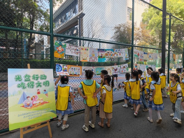“小手繪光盤 童心倡節約”繪畫活動現場 。龍山街道供圖