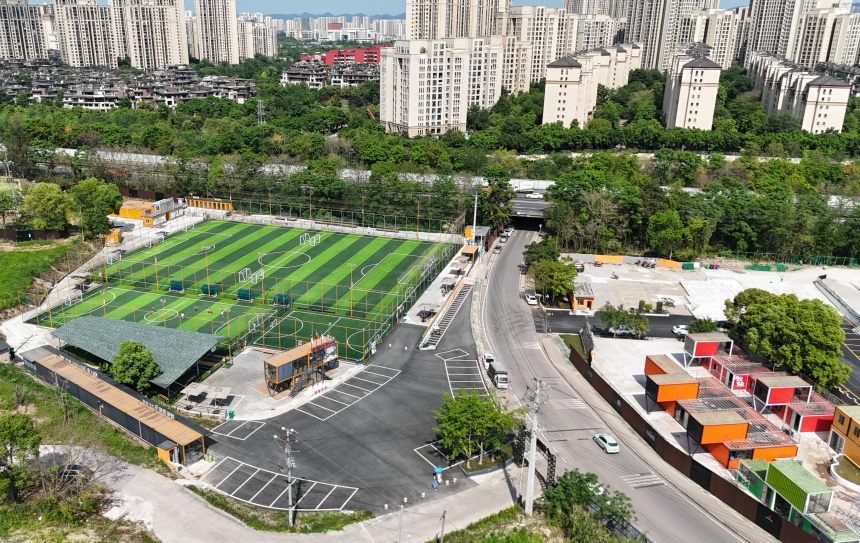 博皓運動中心毗鄰大學城，背靠虎峰山。受訪者供圖