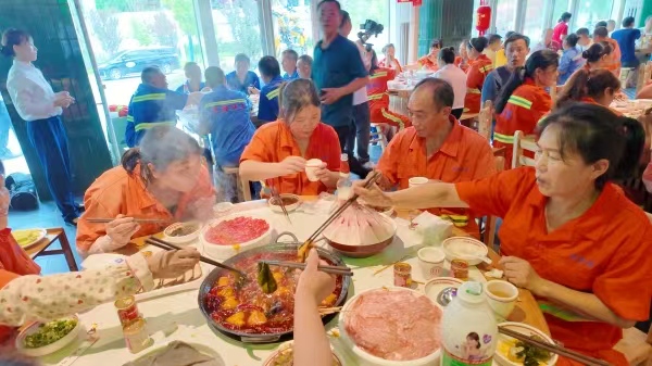 環衛工人品嘗武隆火鍋。武隆區委宣傳部供圖