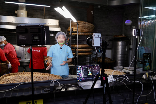 實踐團隊正在直播。重慶財經學院供圖