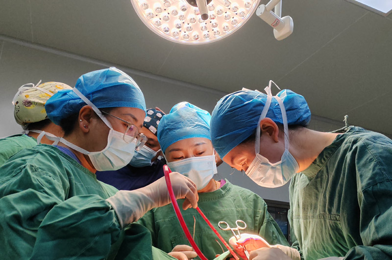 援藏隊員開展手術。