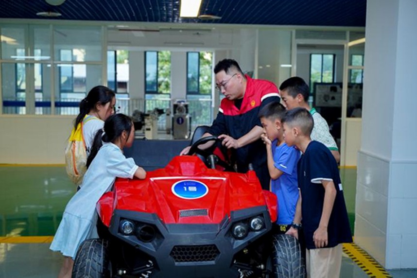 藏族青少年體驗科技課程。重慶市人力資源開發服務中心供圖