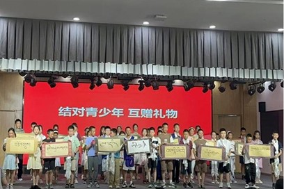 結對青少年互贈禮物。重慶市人力資源開發服務中心供圖