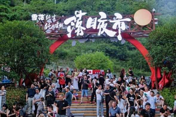 落日夜市吸引市民體驗品嘗。巫山縣委宣傳部供圖