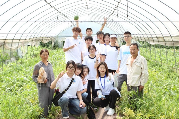 直播間搬到瓜棚內。重慶財經學院供圖