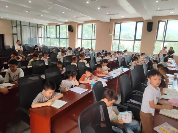 “公益托管班”解決留守兒童假期看護難題。明通鎮供圖