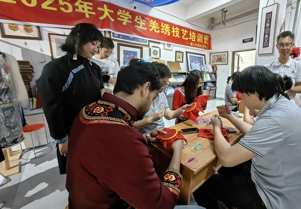 大學生們學習羌繡技藝。重慶大學供圖