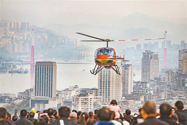 萬州天生城文旅街區，游客乘坐直升機覽江城美景。（資料圖片）特約攝影 冉孟軍\視覺重慶
