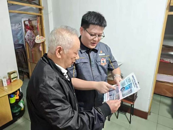 “紅巖燃小兵”入戶進行科普宣傳。重慶燃氣集團供圖