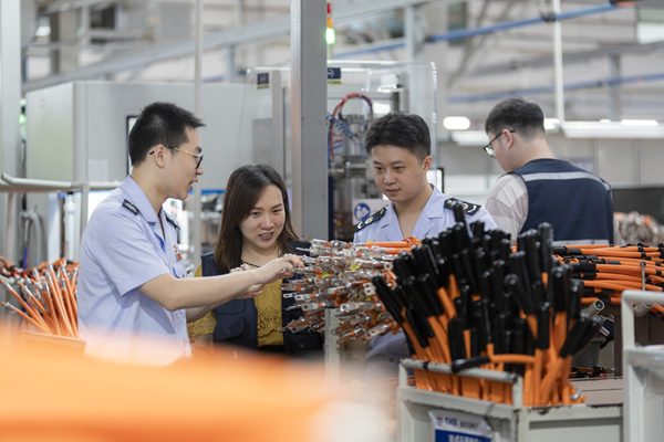 圖為稅務人員走訪重慶天海電子有限公司，了解生產經營情況，宣傳相關稅費優惠政策適用條件、風險事項等。郭睿攝