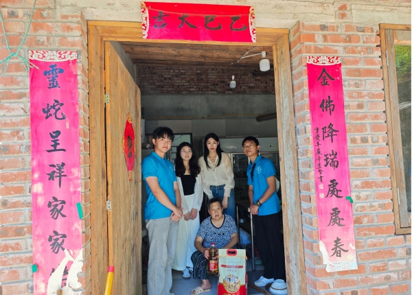 實踐團入戶走訪村民。重慶財經學院供圖