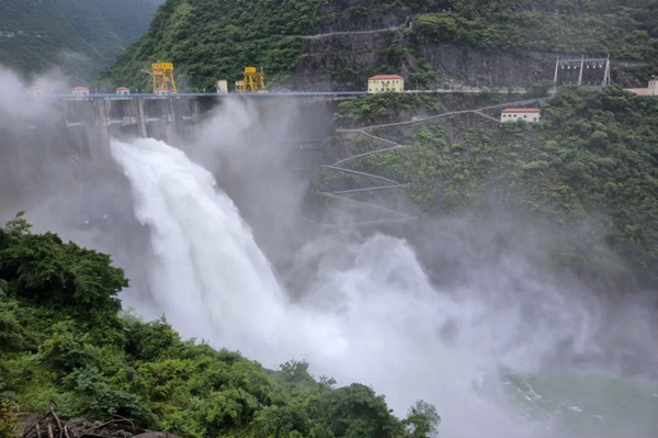 江口水電站開閘泄洪。國家電投重慶公司供圖