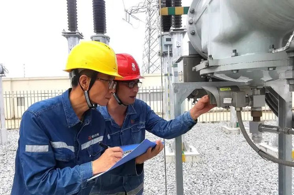 新能源科技公司維檢人員現場巡檢設備。國家電投重慶公司供圖