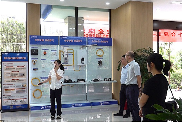 服務監督員來到重慶燃氣集團計量科普宣傳體驗中心。重慶燃氣集團供圖