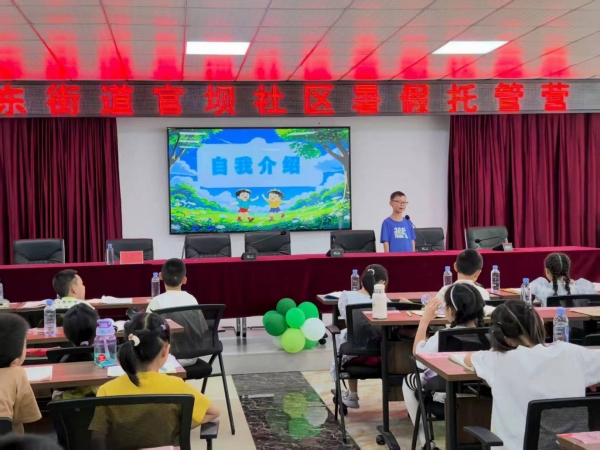 小朋友在做自我介紹。田霖攝