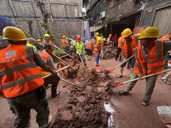 搶險人員開展現場清淤。梁婉怡攝