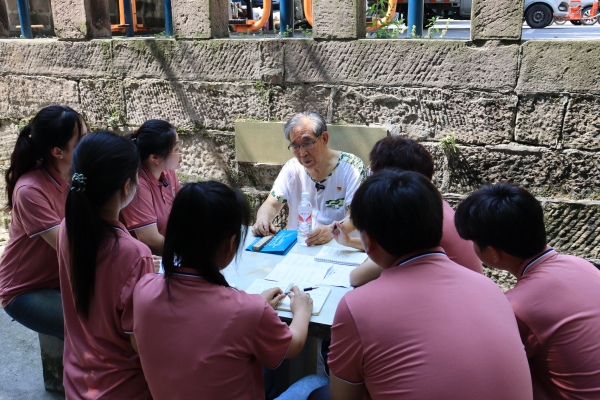 實踐團聽三線建設者劉憲平老人講述老廠故事。主辦方供圖