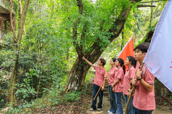 實踐團走訪調研老舊廠房。主辦方供圖