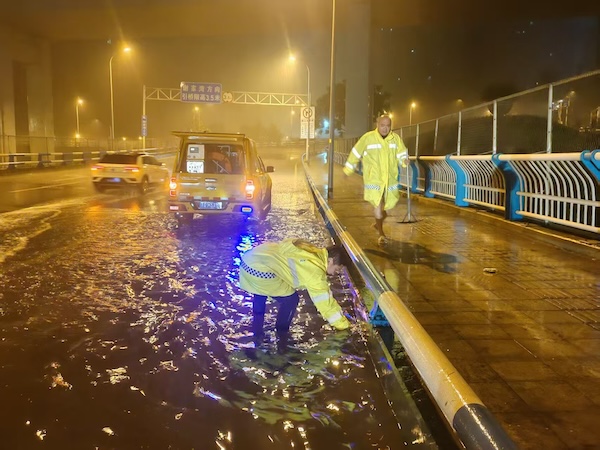 排水工作人員正在進行積水處置。重慶市住房城鄉建委供圖