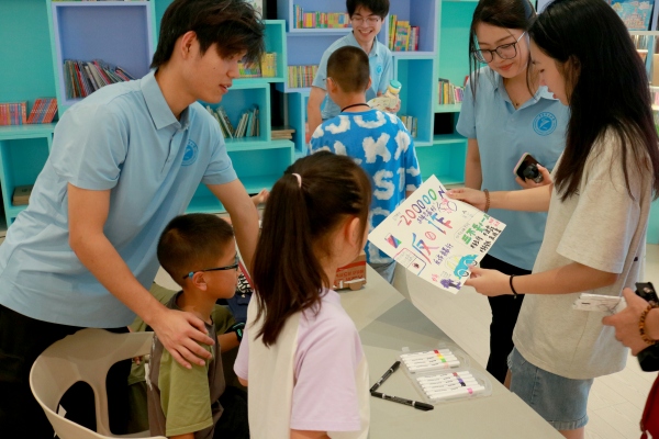 手抄報繪畫環節。重慶理工大學供圖