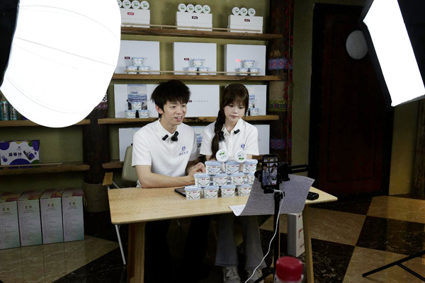 西南大學“柱夢”小分隊“莼小絲”直播現場。西南大學供圖