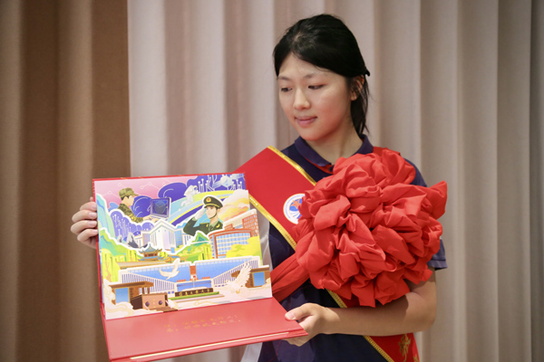 付思然展示錄取通知書。唐文蕤攝