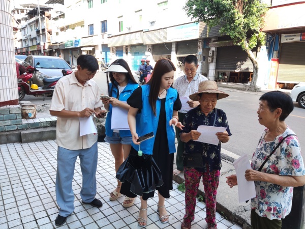 詠梧社區網格員挨家挨戶走訪群眾，收集社情民意。紅獅鎮供圖